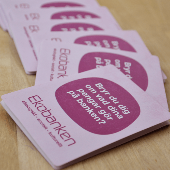 Information. Ekobankens lila och rosa broschyrer.