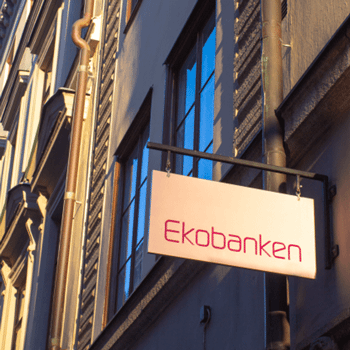 Gryningsmorgon. Ekobankens skylt i Gamla Stan i Stockholm