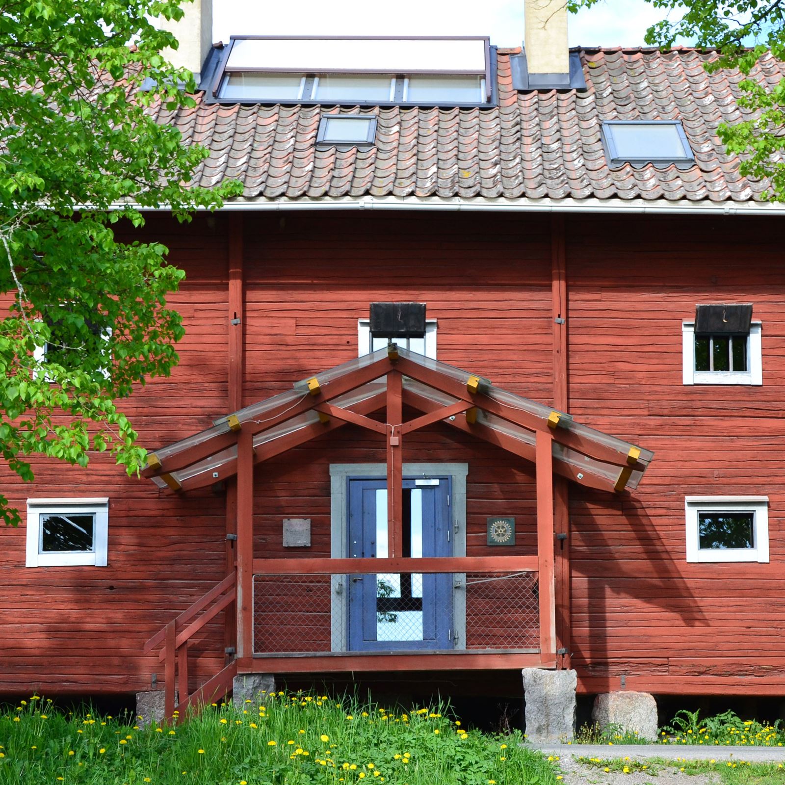 Ett lantligt lugn. Ekobankens kontor i Järna.