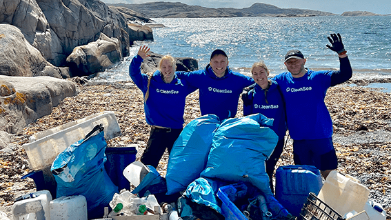Fyra från organisationen CleanSea visar upp plastskräp som de hittat på västkusten
