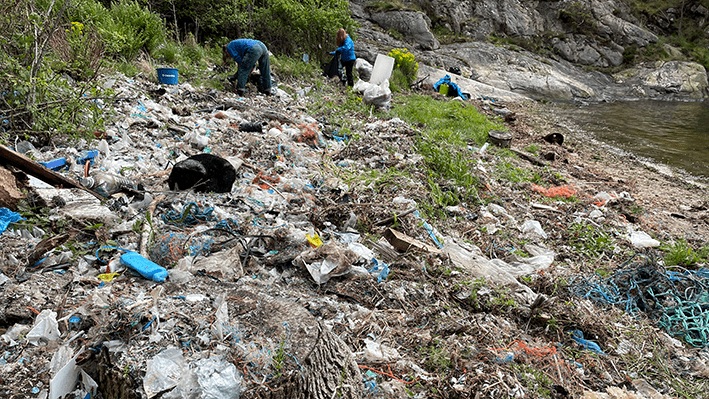Plast och en hel massa skräp som ligger på en strand