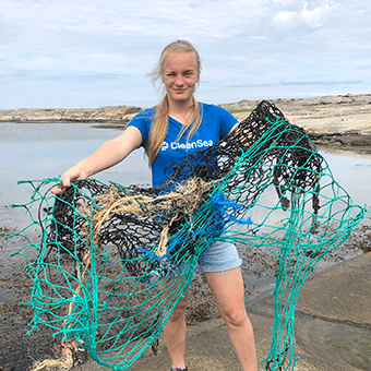 En person från organisationen CleanSea visar upp spöknät som hon hittat längs västkusten