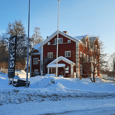 Vinterbild på rött hus
