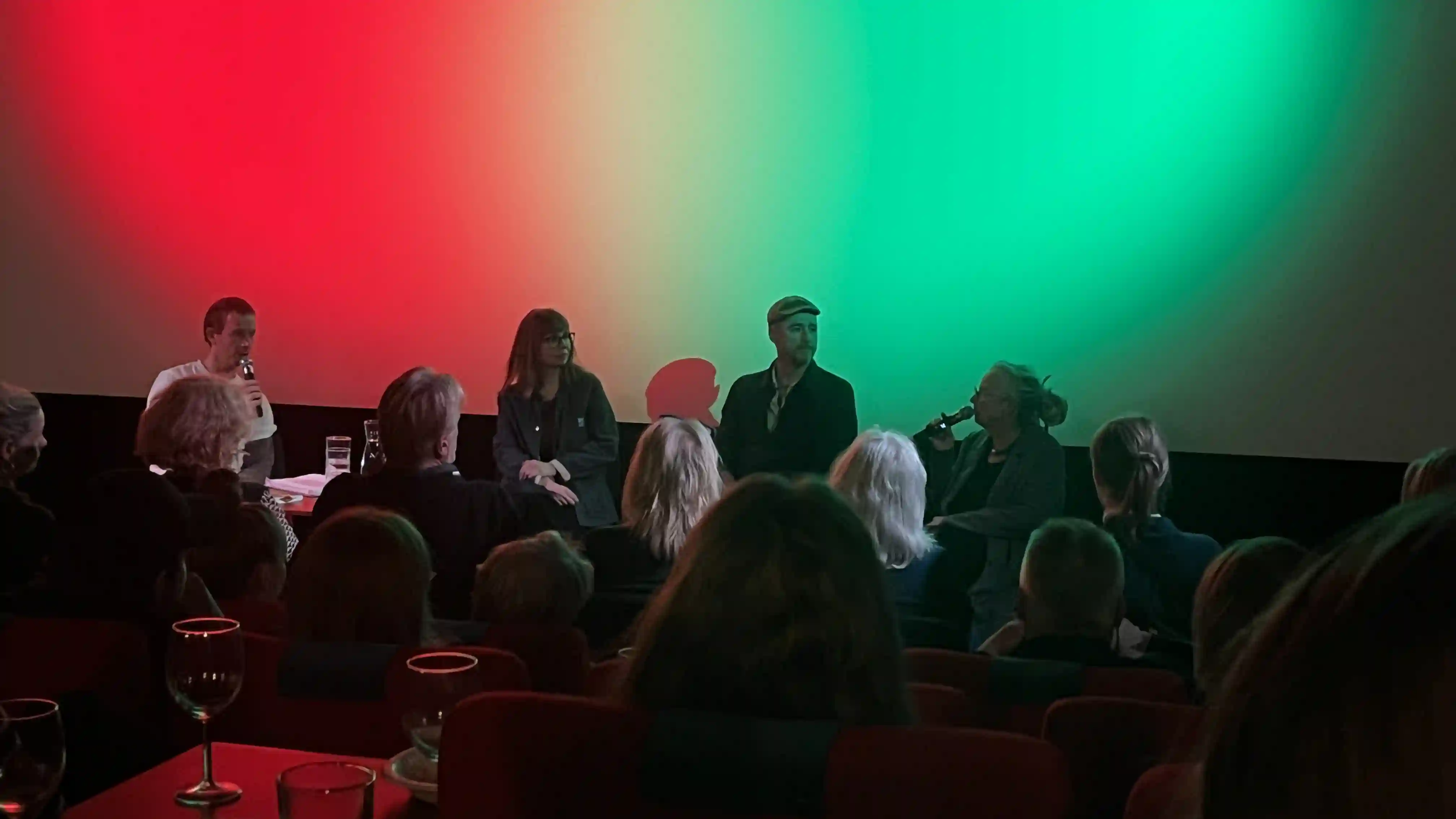 Panelsamtal uppe på scenen med filmskaparen Tina-Marie Qwiberg, bagaren och författaren Sébastien Boudet och trädgårdsmästaren och författaren Maja Alskog Bredberg.