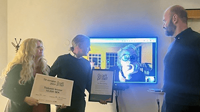 Maria Flock Åhlander, Patrik Andersson och på skärm Tina-Marie Qwiberg (vinnare 2024)