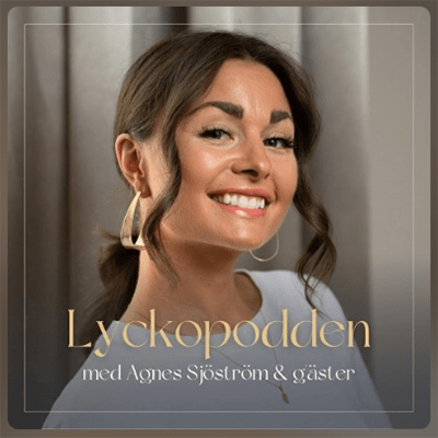 Agnes Sjöström le och tittar inte i kameran. Text undertill: Lyckopodden.