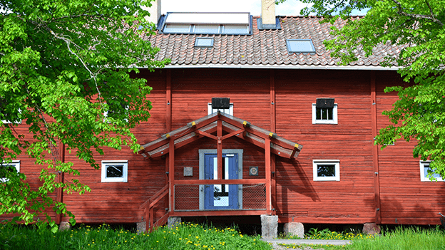 Böljande högsommar i Skäve, Ekobankens huvudkontor i Järna.
