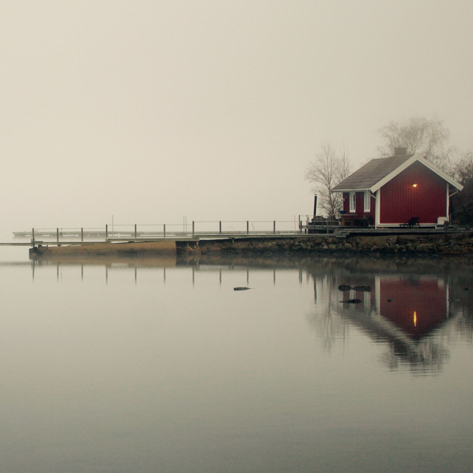 Stillhet. Ett hus vid vatten.