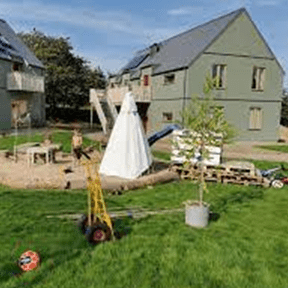 Byggnader och en lekpark