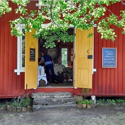 En välkomnande entrè till ett äldre trähus.