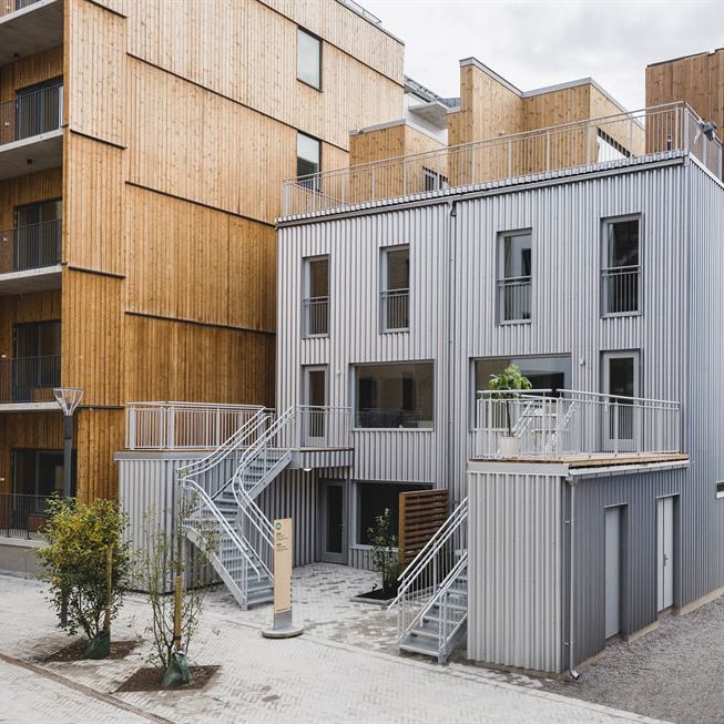 Ett vitt hus nästgårds ett träfärgat hus.