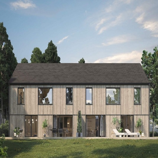 Ett större tvåvåningshus med kortklippt gräsmatta. 