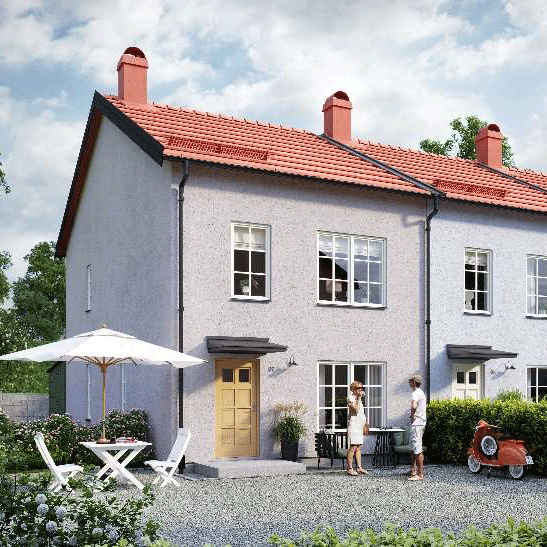 Ett grått hu smed rött tak en sommardag och utemöblerna står framme med parasoll.