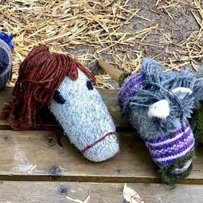 Det ser ut som huvudena på två käpphästar...