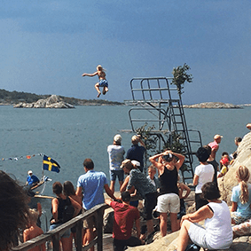 Människor vid vattnet en sommardag