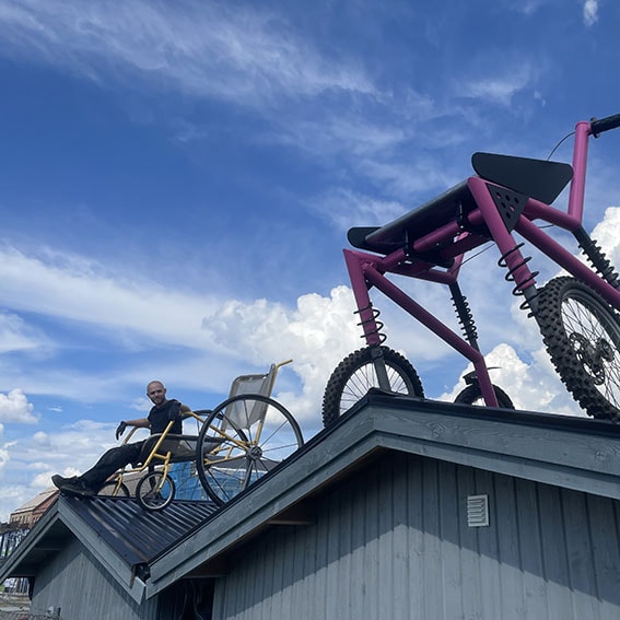 Man uppe på taket 