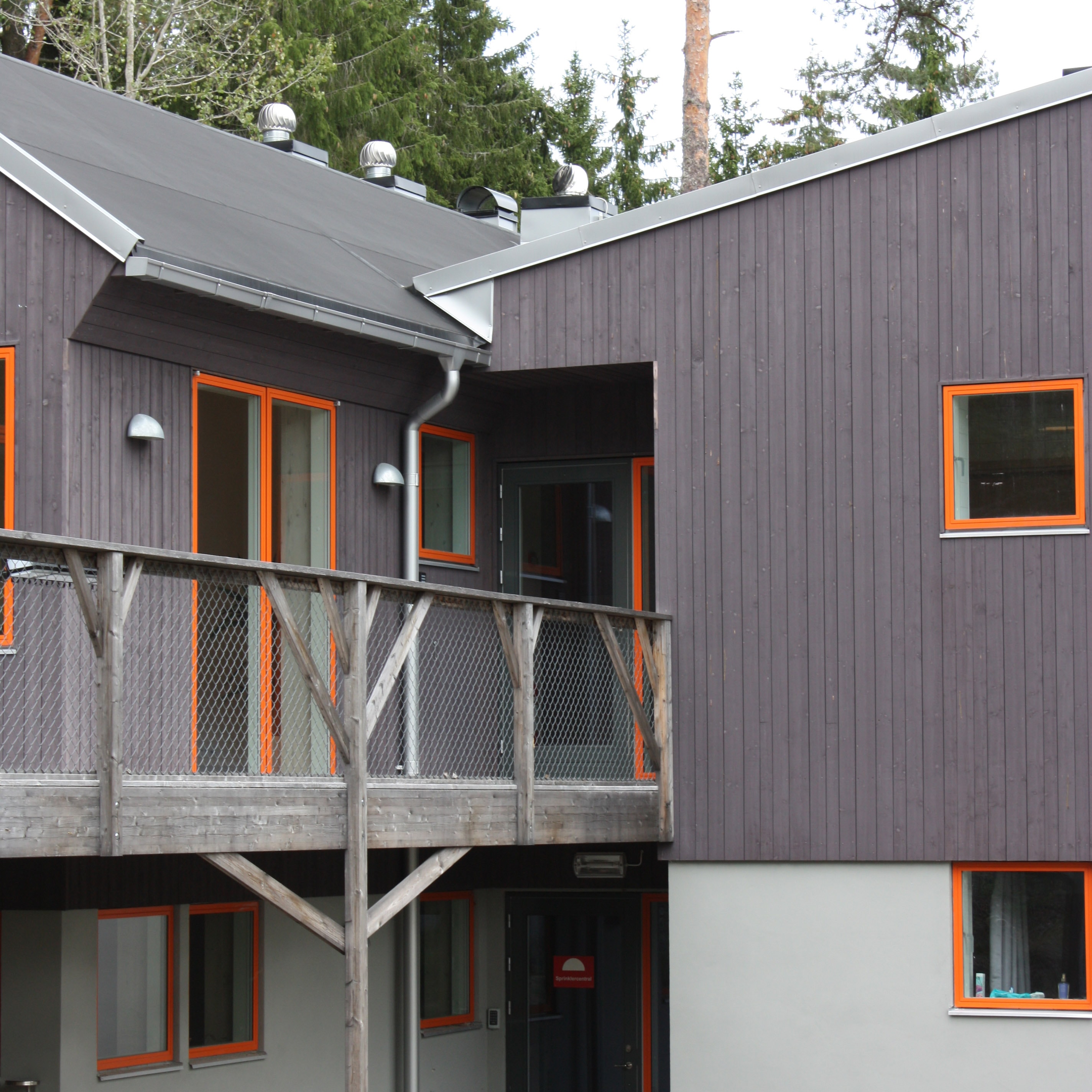 Haga byggnadsstiftelse; en bit av den grå byggnaden. I bakgrunden skymtar man gröna träd.