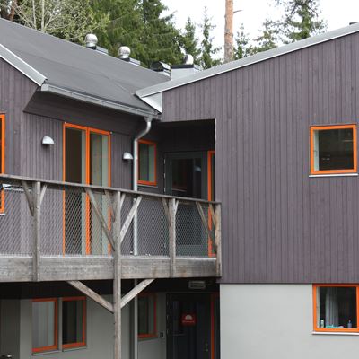 Haga byggnadsstiftelse; en bit av den grå byggnaden. I bakgrunden skymtar man gröna träd.