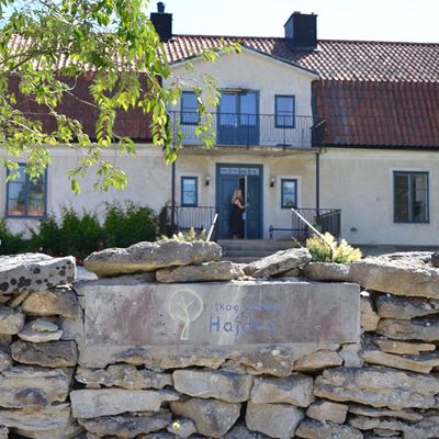 Hajdes och den vita byggnanden. I förgrunden ser man en vitgrå charmig  stenmur.