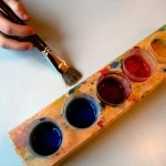 Pensel som är redo att hämta mer färg i paletten.