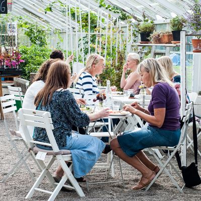 Fika i växthuet hos Lärjeåns trädgårdar.