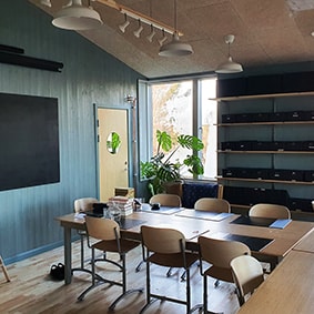 Klassrum med trägolv och blå väggar