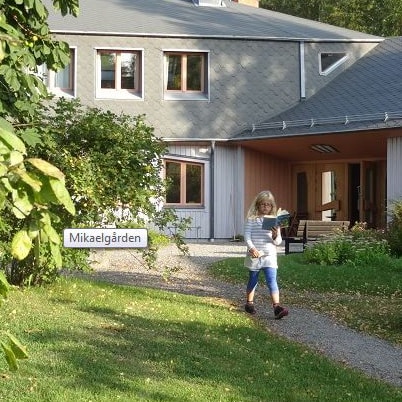 Ett barn promenerar längs gången och gräset bredvid är grönt.