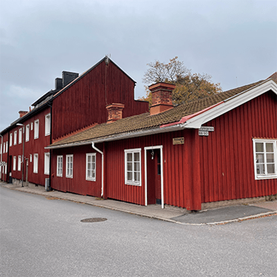 RIA i Falun består av röda träbyggnader.