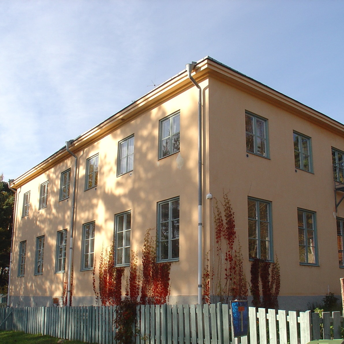 Stjärnflocka - ett tvåvånings hus som är aprikosfärgat.