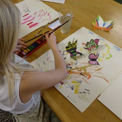 Uppsala waldorf: i ett klassrum sitter ett barn och ritar och färglägger i en bok.